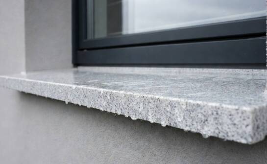 Granit czy PCV na parapet zewnętrzny — które różnice widać po latach