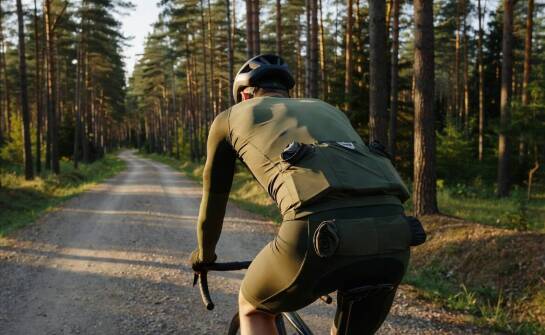 Jak krój i konstrukcja koszulki rowerowej wpływają na wygodę na szosie, MTB i gravelu