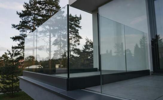 Jak podmiejskie domy w Piasecznie zmieniają projekt szklanej balustrady