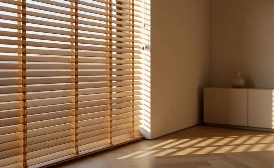 Wie die Lamellenbreite von 25 mm und 50 mm die Fensterproportionen und den Lichteinfall verändert