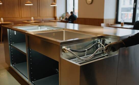 Jakie moduły zabudowy baru trzeba przewidzieć pod sprzęt, instalacje i przyszłą rozbudowę