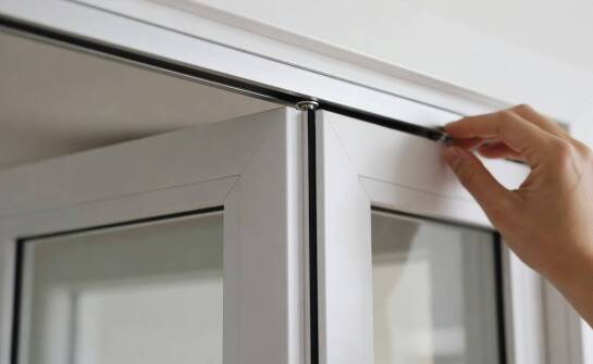 Dlaczego prowadnica, uszczelka i panel poszerzający muszą pasować do drzwi harmonijkowych PVC