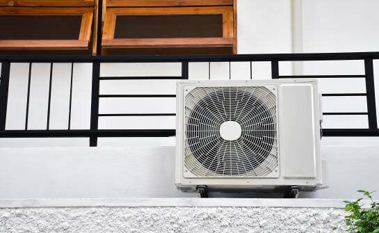 Stare kamienice, domy szkieletowe i prefabrykaty — jak typ zabudowy zmienia wymagania dla klimatyzacji