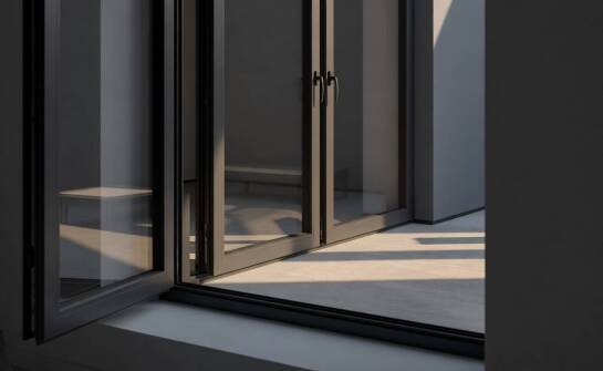 Jak lokalna produkcja ułatwia łączenie drzwi balkonowych PCV i aluminium w jednym projekcie