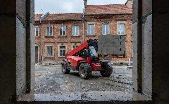 Jak terminy robót i dostępny operator wpływają na wynajem ładowarki Manitou na krakowskiej budowie