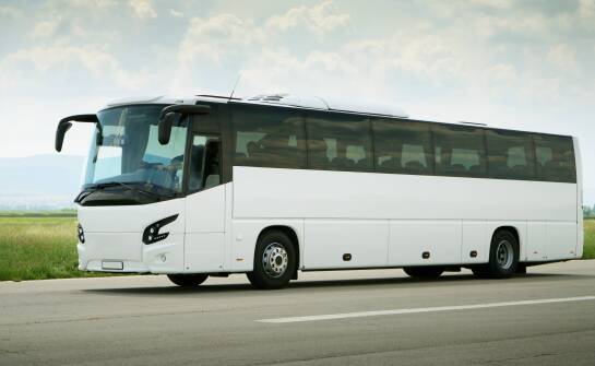 Jak kierowca porządkuje trasę, postoje i kontakt z grupą podczas wyjazdu autokarem