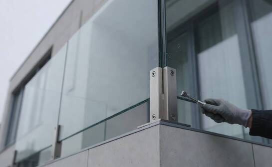 Stalowe mocowania balustrad zewnętrznych — kiedy lekka forma wymaga maksymalnej sztywności