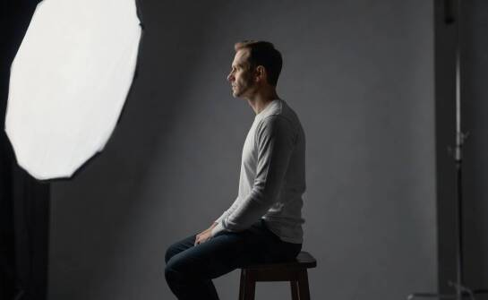 Miękkie, kontrastowe i kierunkowe światło — jak zmieniają portret studyjny