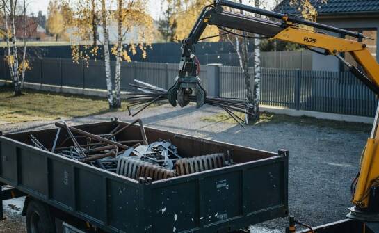 Odbiór złomu kontenerem HDS — jak wygląda proces bez własnego transportu