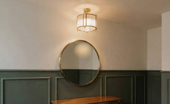 Mała lampa sufitowa Art Déco w przedpokoju jako pierwszy sygnał stylu w domu