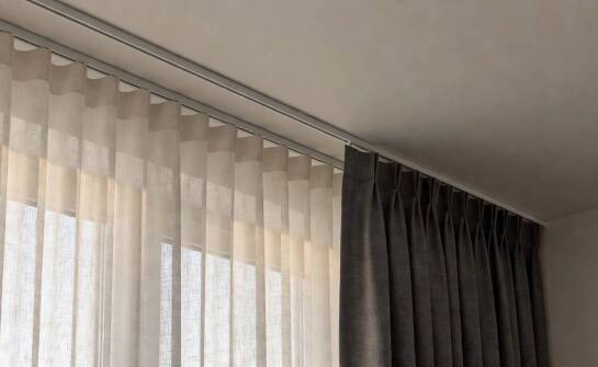 Kiedy aluminiowy profil i dodatkowy tor mają sens przy oknie