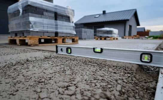 Jak dobrać grubość i konsystencję warstwy betonowej pod kostkę na obciążone podjazdy