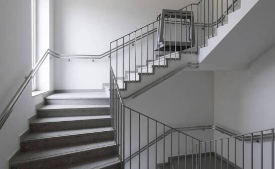 Jak geometria schodów decyduje o doborze platformy dla osób z ograniczoną mobilnością