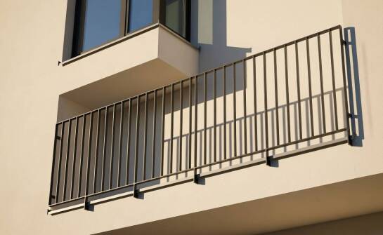 Jak stalowa balustrada porządkuje elewację podczas modernizacji starszego budynku w Warszawie