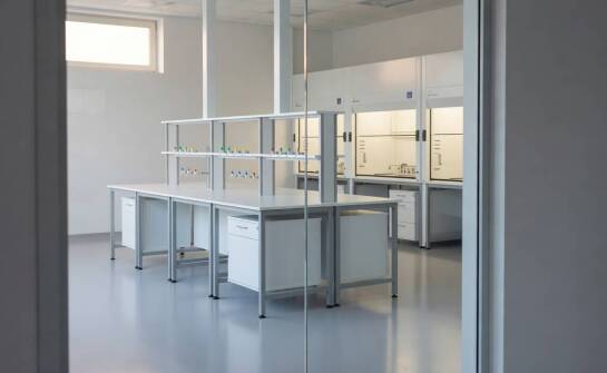 Dlaczego plan laboratorium zaczyna się od stref pracy, a nie od listy mebli