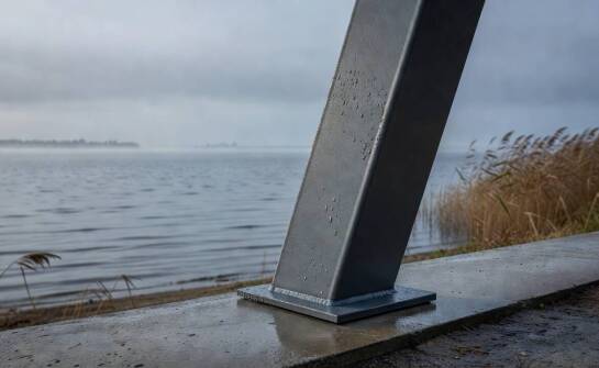 Dlaczego połączenie cynkowania i malowania proszkowego ma znaczenie przy ogrodzeniu nad Jeziorem Nyskim