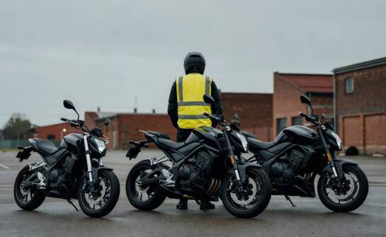 Jak wiek, doświadczenie i docelowy motocykl ustawiają wybór między A1, A2 i pełną A