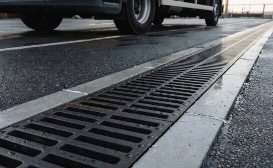 Wie sich Beton-, Polymerbeton- und Schlitzrinnen im langfristigen Betrieb unterscheiden