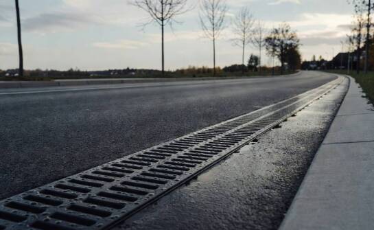 Was bei der Planung einer Straßenentwässerung berücksichtigt werden muss, um Wasseransammlungen und Überlastungen zu vermeiden