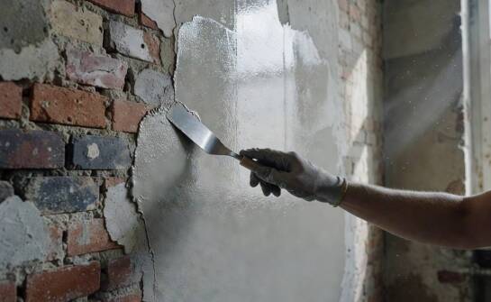 Jak dobrać masę wykończeniową do ścian narażonych na wilgoć, pył i wahania temperatury