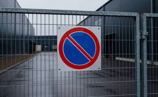 Jak dobrać tabliczkę z komunikatem o zakazie parkowania do bramy i ogrodzenia