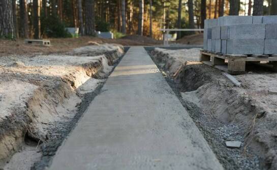 Jak warunki gruntu w Lubuskiem wpływają na fundament ogrodzenia z bloczków betonowych