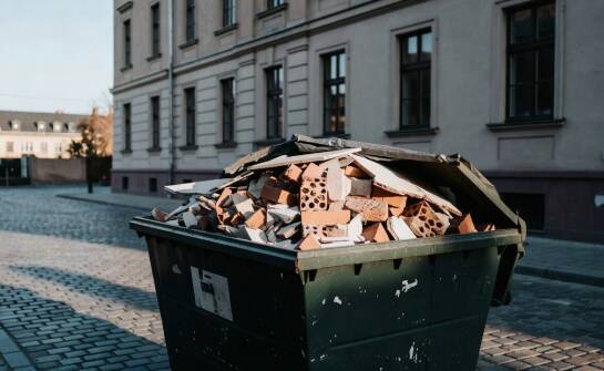Czysty gruz czy odpady zmieszane — jak zawartość wpływa na wybór kontenera