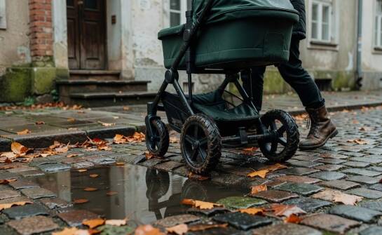Wózek w małej miejscowości — jak nawierzchnie, progi i transport zmieniają codzienność