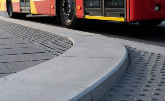 Jak wysokość, profil i materiał krawędzi peronu wpływają na bezbarierowe wejście do autobusu