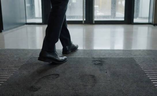 Dlaczego wewnętrzny etap przy wejściu decyduje o tym, ile wilgoci zostaje w budynku