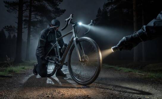 Jak czołówka i latarka ręczna uzupełniają oświetlenie roweru nocą na szosie i w terenie
