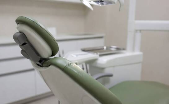 Jak rozpoznać, że tapicerka fotela stomatologicznego źle znosi dezynfekcję w gabinecie na Lubelszczyźnie
