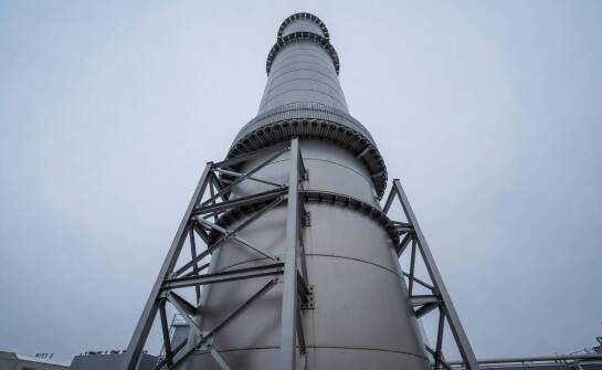 Dlaczego kondensat i cykle pracy częściej niszczą komin przemysłowy niż sama temperatura spalin