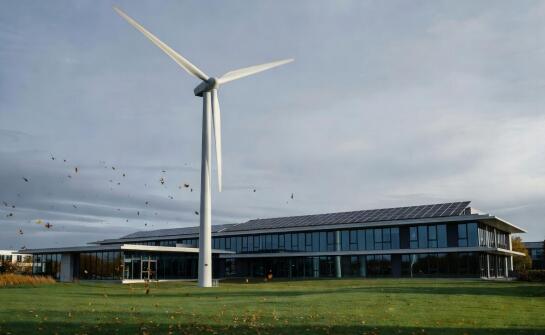 Dlaczego turbina wiatrowa lepiej uzupełnia firmową fotowoltaikę niż ją zastępuje