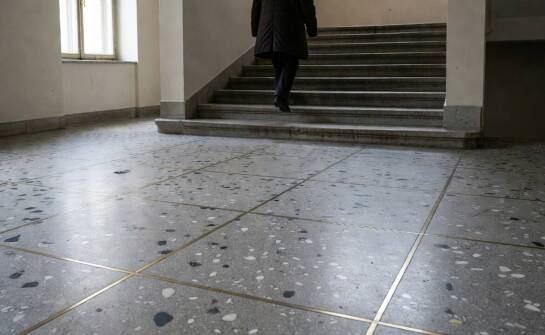 Jak ustawić harmonogram pielęgnacji lastryka w klatkach schodowych warszawskiej wspólnoty, żeby nie przyspieszać renowacji