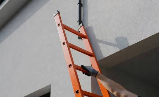 Jak odróżnić drabinę dielektryczną od dachowej w pracy na wysokości