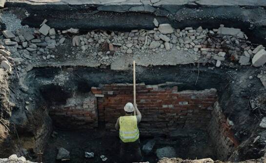 Dlaczego dawne warstwy w centrum miasta zmieniają harmonogram i decyzje projektowe