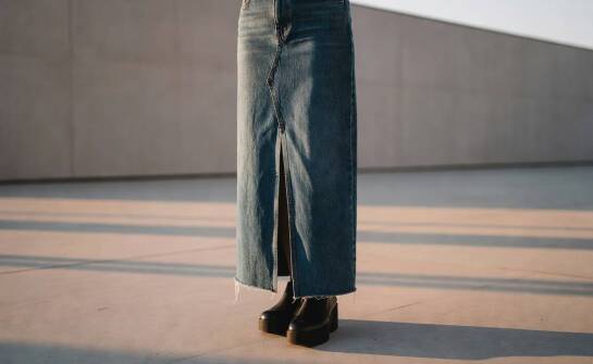 Jak detale maxi spódnicy z denimu zmieniają odbiór stylizacji w klimacie streetwear i Y2K