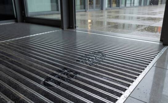 Retention, Absorption and Drainage – How an Entrance Mat Manages Rainwater