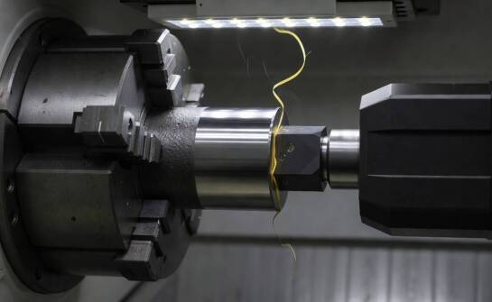 Toczenie CNC hartowanych elementów narzędziowych — kiedy materiał zmienia strategię obróbki