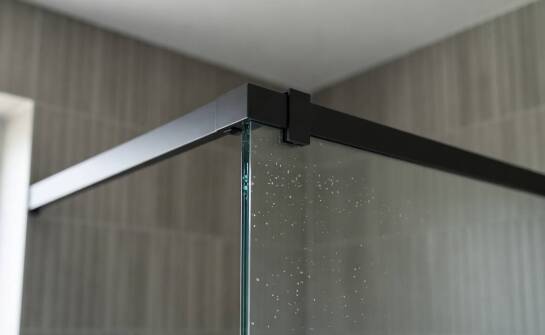 Dlaczego stabilizacja ścianki walk-in ma większe znaczenie niż sama grubość szkła