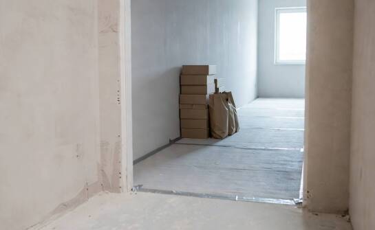 Jak dostęp do lokalu, dostawy materiałów i harmonogram wejść porządkują remont w poznańskim bloku