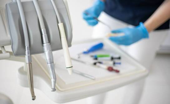 Jakie są różnice między implantami a tradycyjnymi protezami?