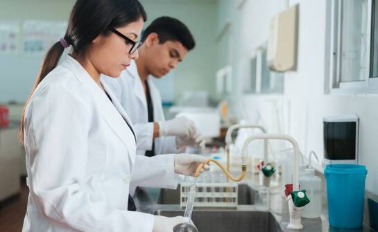 Jak przygotować pracowników do pracy z nowoczesnymi preparatami chemicznymi?