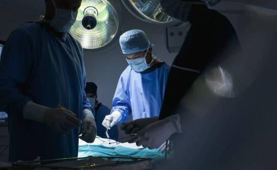 Plastyka biustu – jakie są różnice między powiększeniem a podniesieniem?