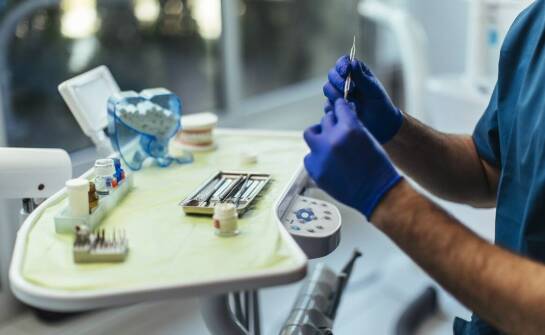Chirurgia stomatologiczna: kiedy konieczne jest usunięcie korzeni zębów?