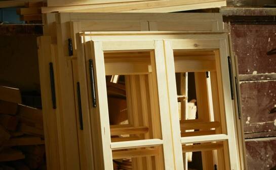 Wie lassen sich Holzfenster nach Maß an Retro-Gebäude anpassen?