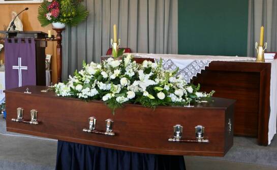 Jakie elementy dekoracyjne oferujemy na potrzeby ceremonii pogrzebowych?