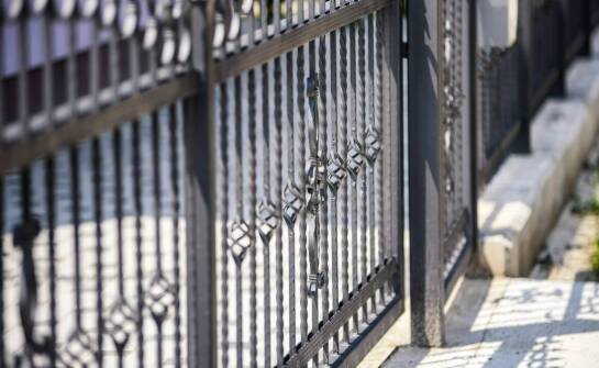 Jakie balustrady wybrać do schodów modułowych?
