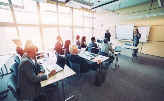 Rola szkoleń w adaptacji nowoczesnych technologii przez zespoły IT